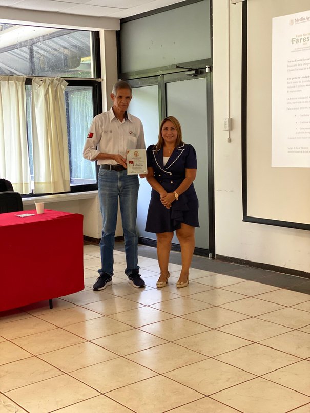 Entrega del reconocimiento al Ing. Antonio Lazcano Soto