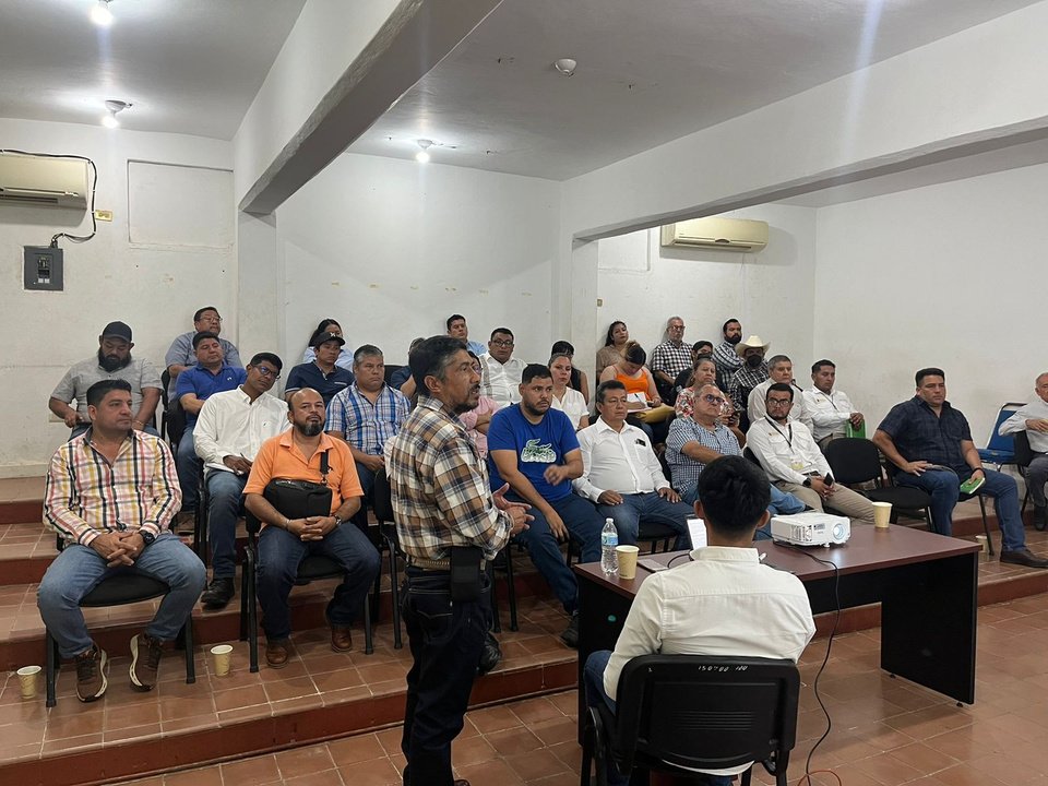 Empresarios de la madera durante el taller