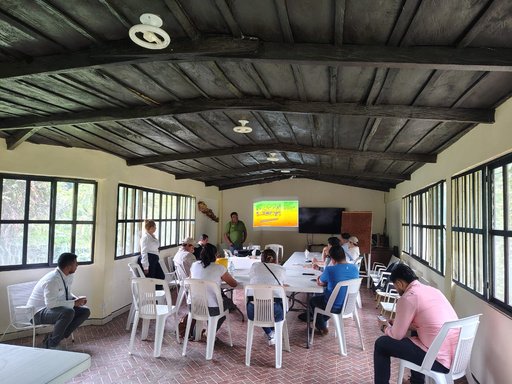 Sesión teórica en el aula de la finca