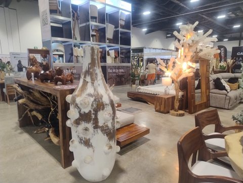 Mobiliario de madera en la expo