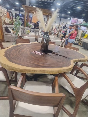 Mesa de madera sólida